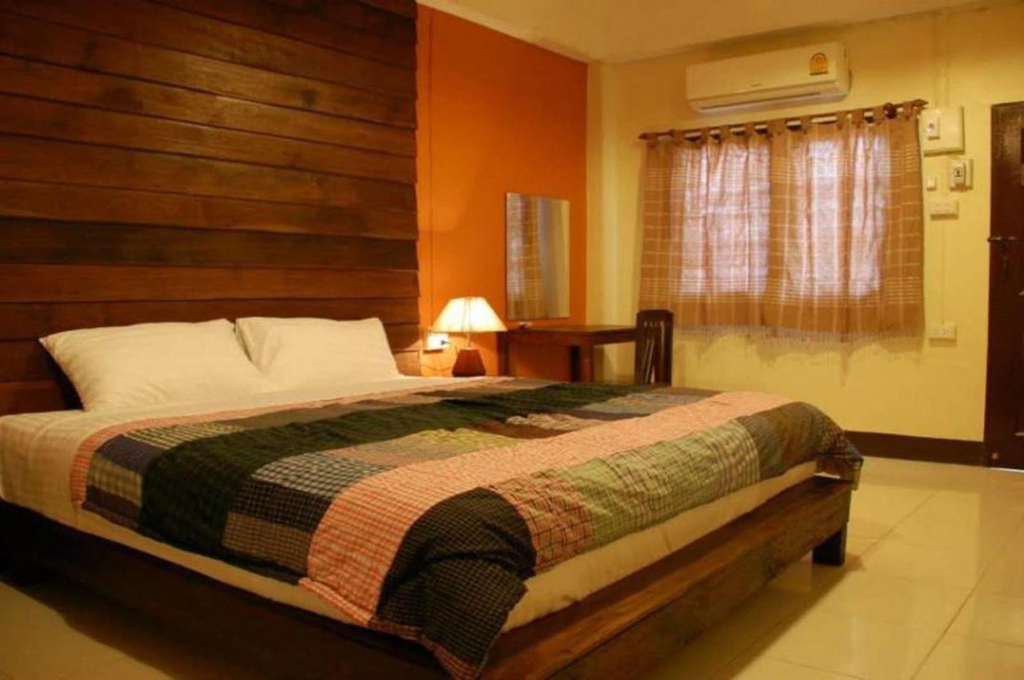 The Outside Inn Ubon Ratchathani Bagian luar foto