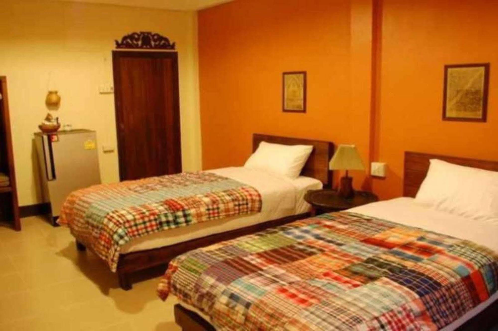 The Outside Inn Ubon Ratchathani Bagian luar foto