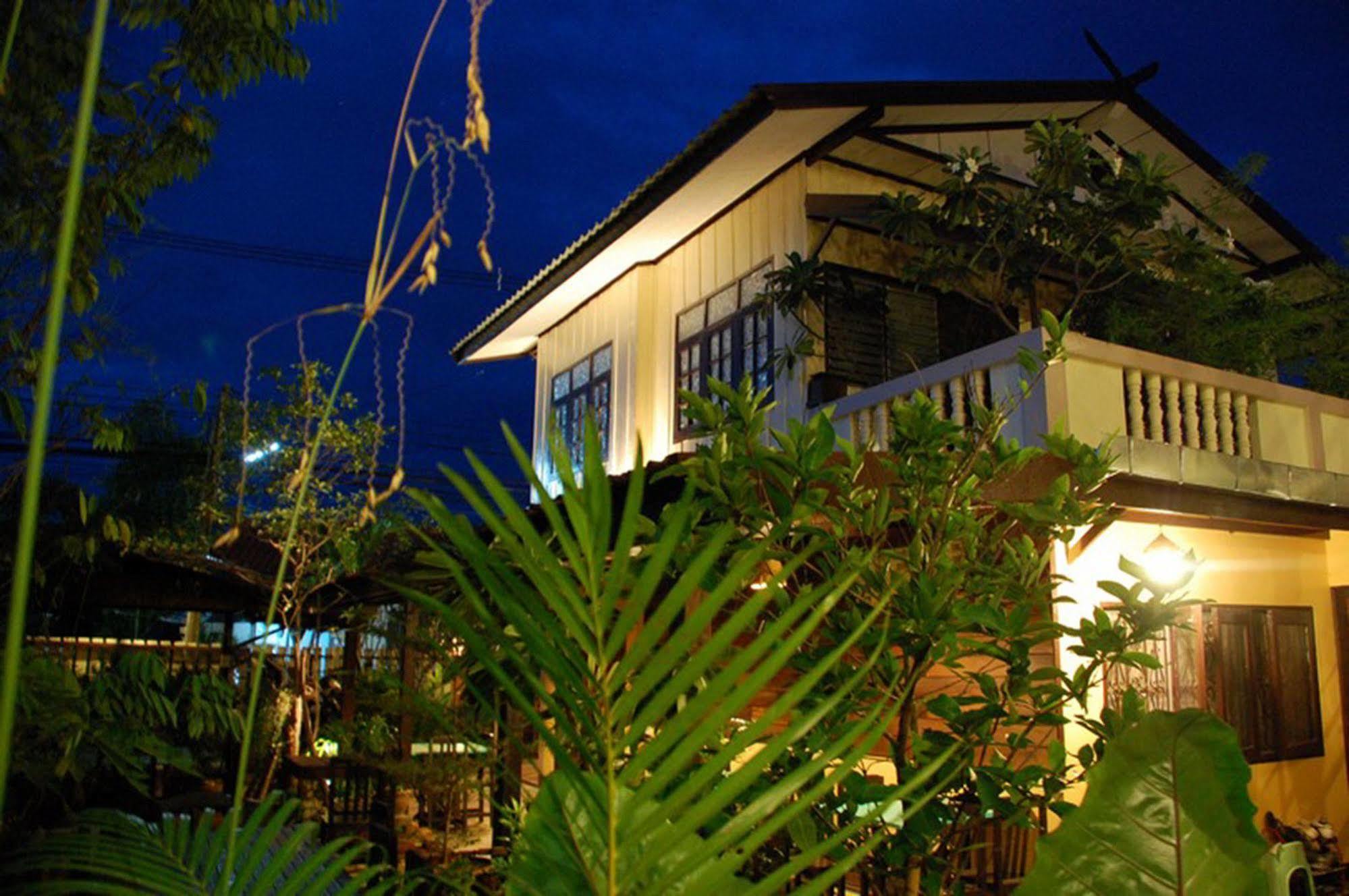 The Outside Inn Ubon Ratchathani Bagian luar foto