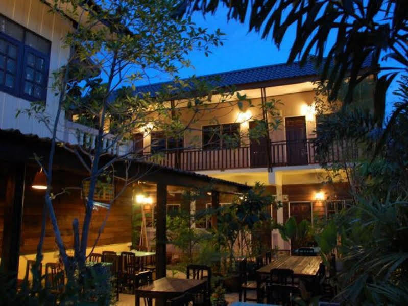 The Outside Inn Ubon Ratchathani Bagian luar foto